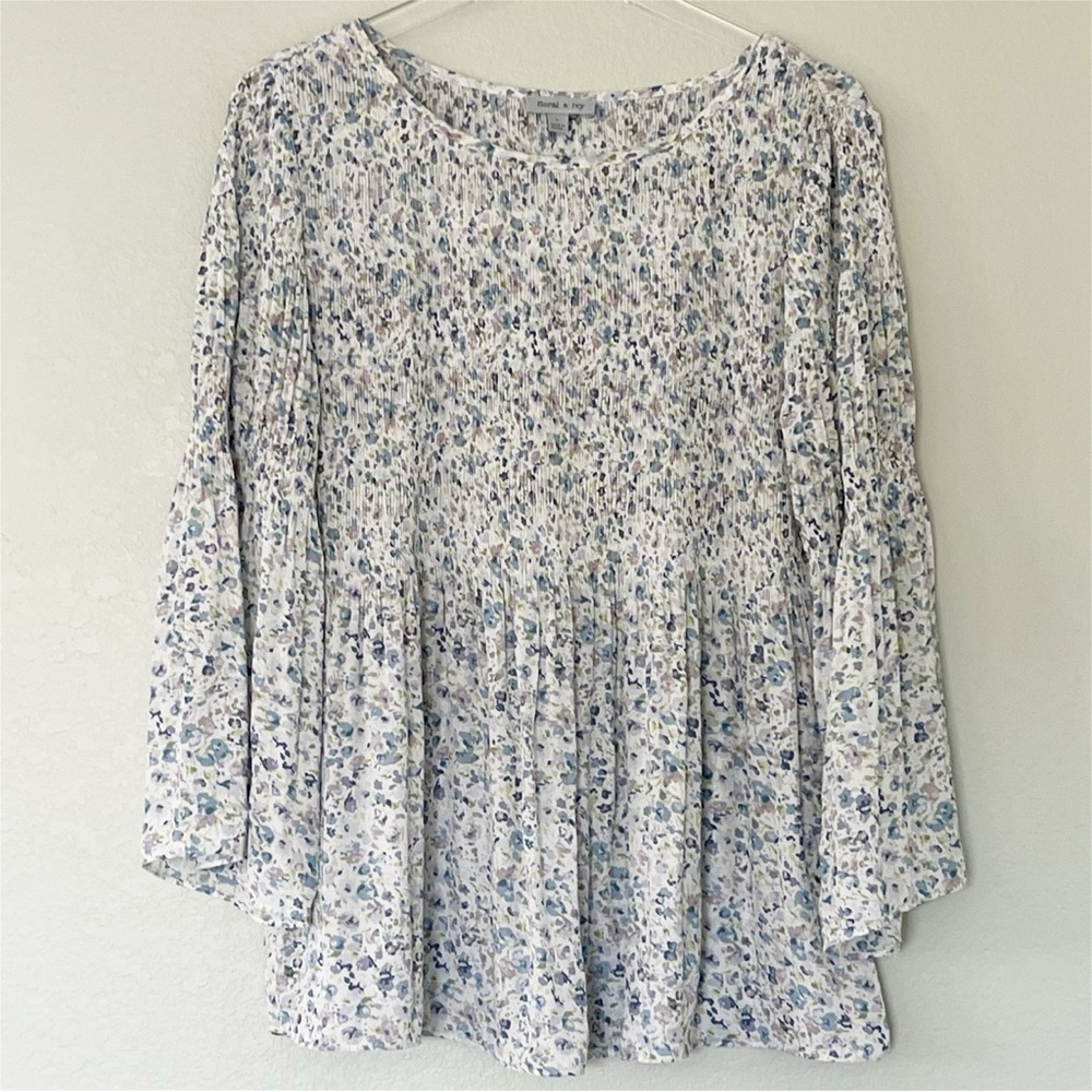 FLORAL & IVY  Lightweight Pastel Floral Top Size L